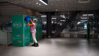 Tavaroiden lahjoitus Boksi-lahjoituspisteeseen